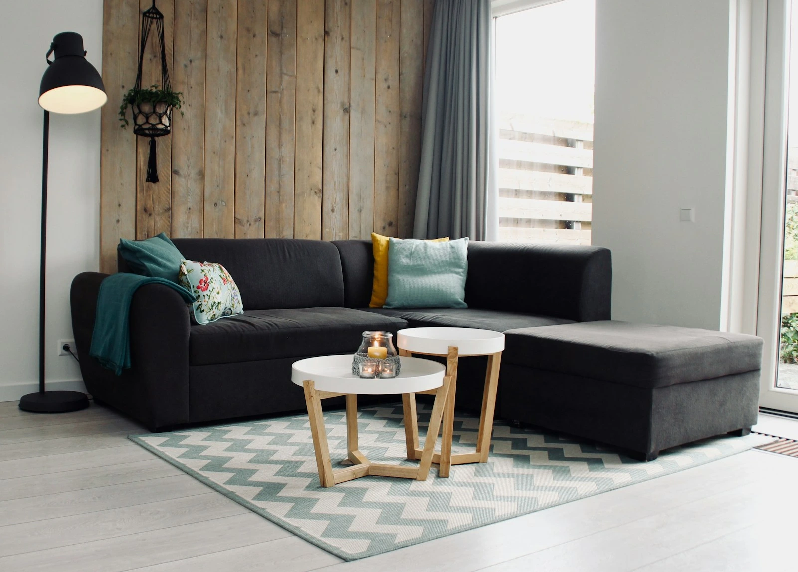 Clean, move-in ready living room in a St. Louis, Missouri rental property after a Spring Cleaning Company tenant turnover