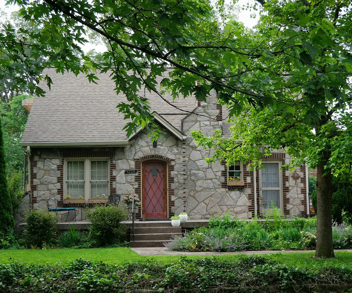 Beautiful residential property in St. Louis, Missouri serviced by JunkItNow.com for an assisted living cleanout
