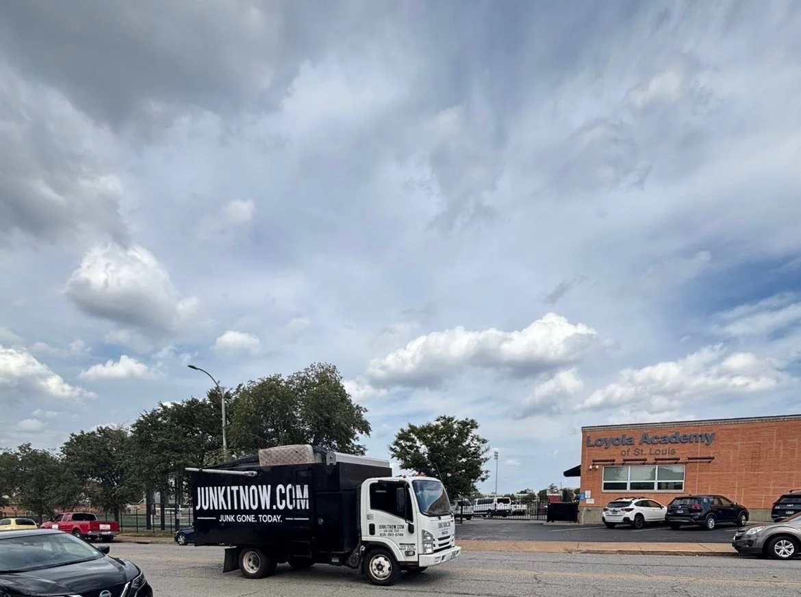 JunkItNow.com junk removal truck on a St. Louis street ready for a piano removal pickup